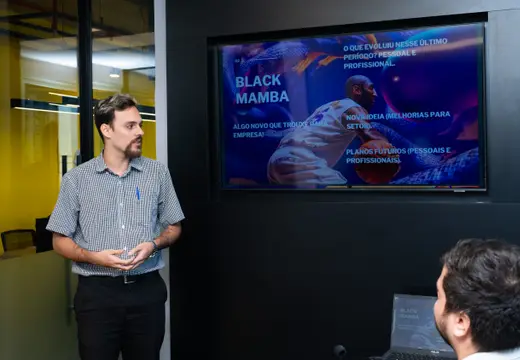 Rhuan Strele apresentando em frente a uma tela da Black Mamba.
