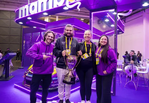 Equipe Mamba em evento com trofeu.