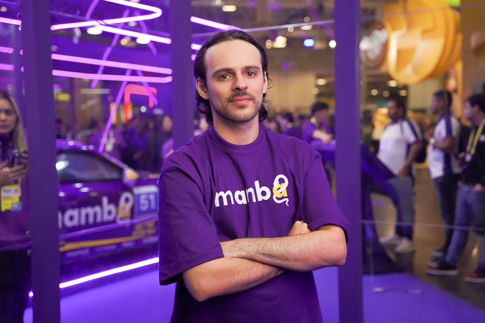 Rhuan Strele usando camiseta da Mamba em evento corporativo.